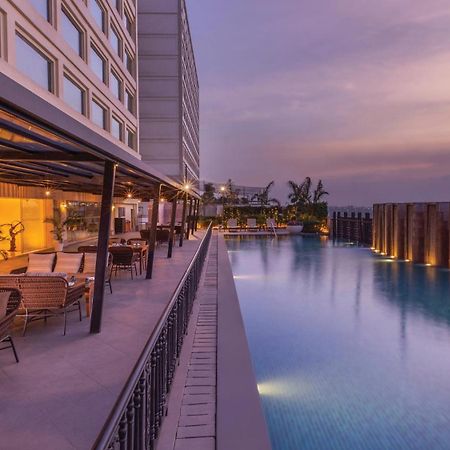 Holiday Inn New Delhi Mayur Vihar Noida By Ihg Exterior foto The swimming pool at the hotel