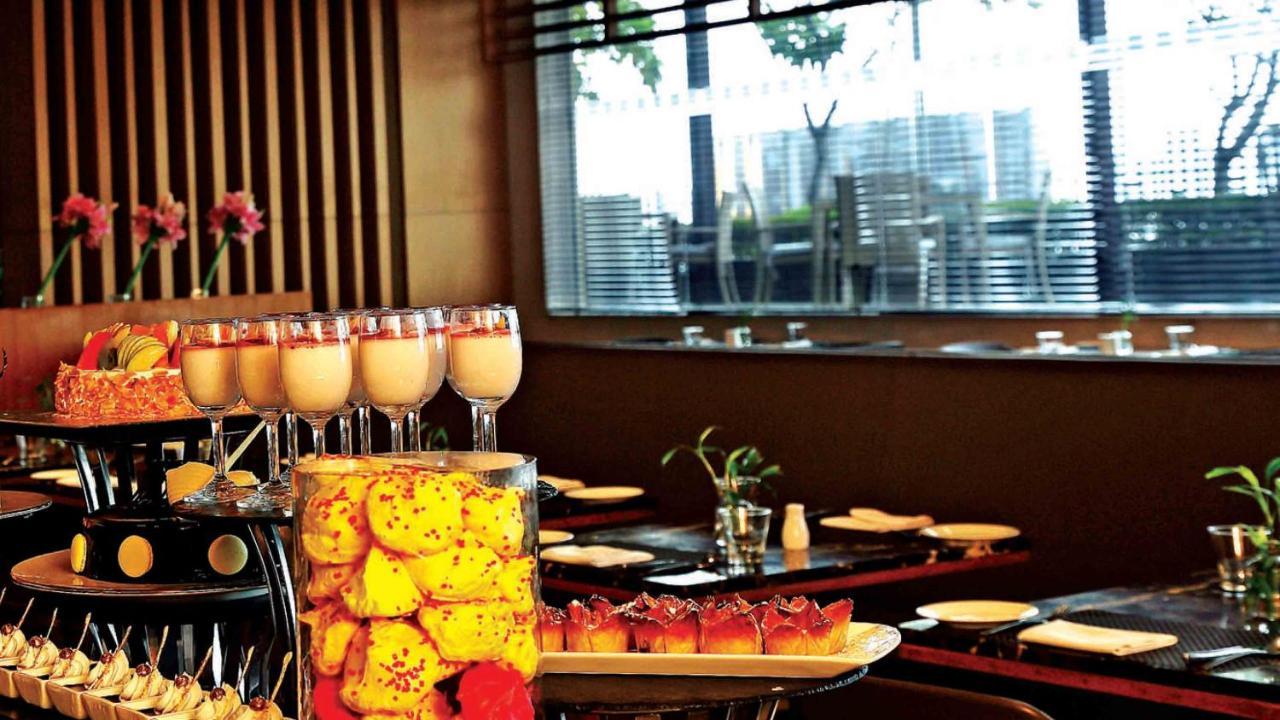 Holiday Inn New Delhi Mayur Vihar Noida By Ihg Exterior foto The interior of the restaurant