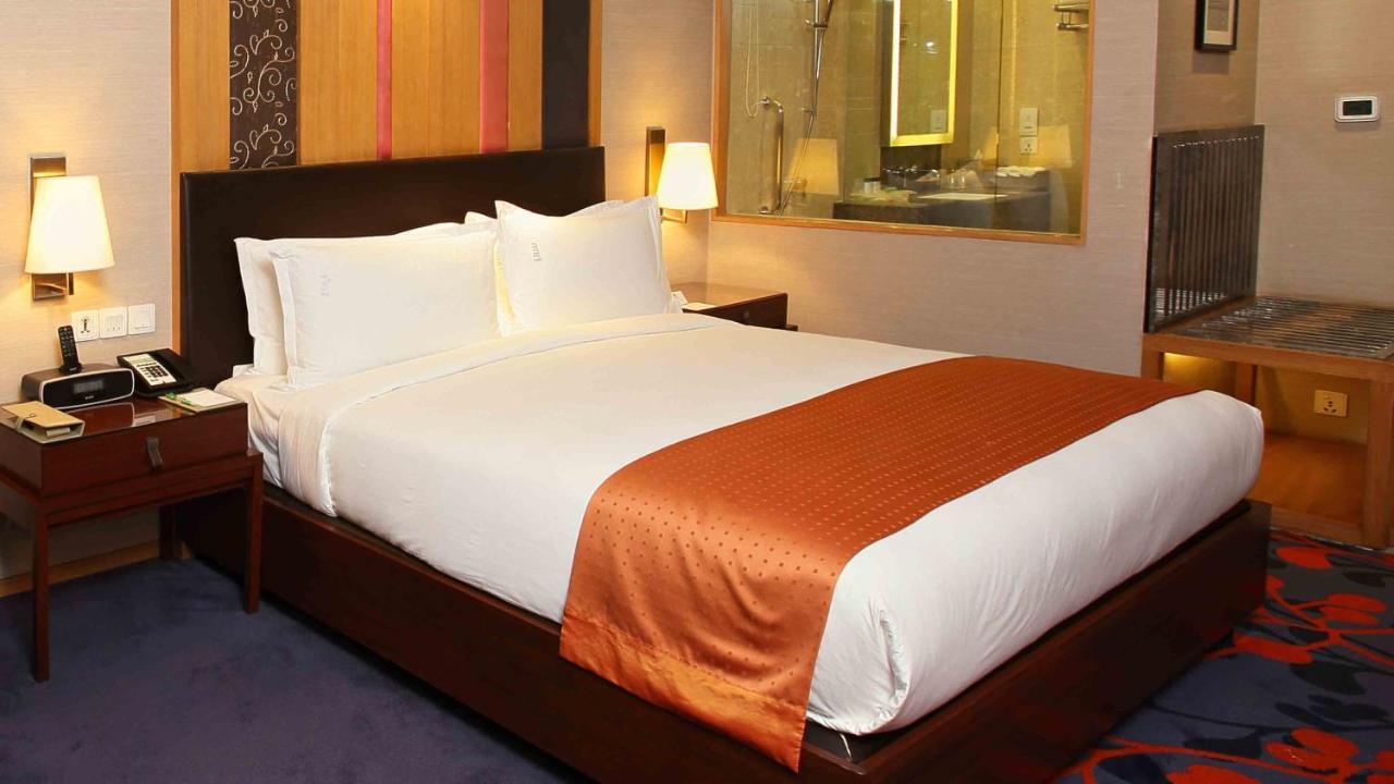 Holiday Inn New Delhi Mayur Vihar Noida By Ihg Exterior foto A bed runner