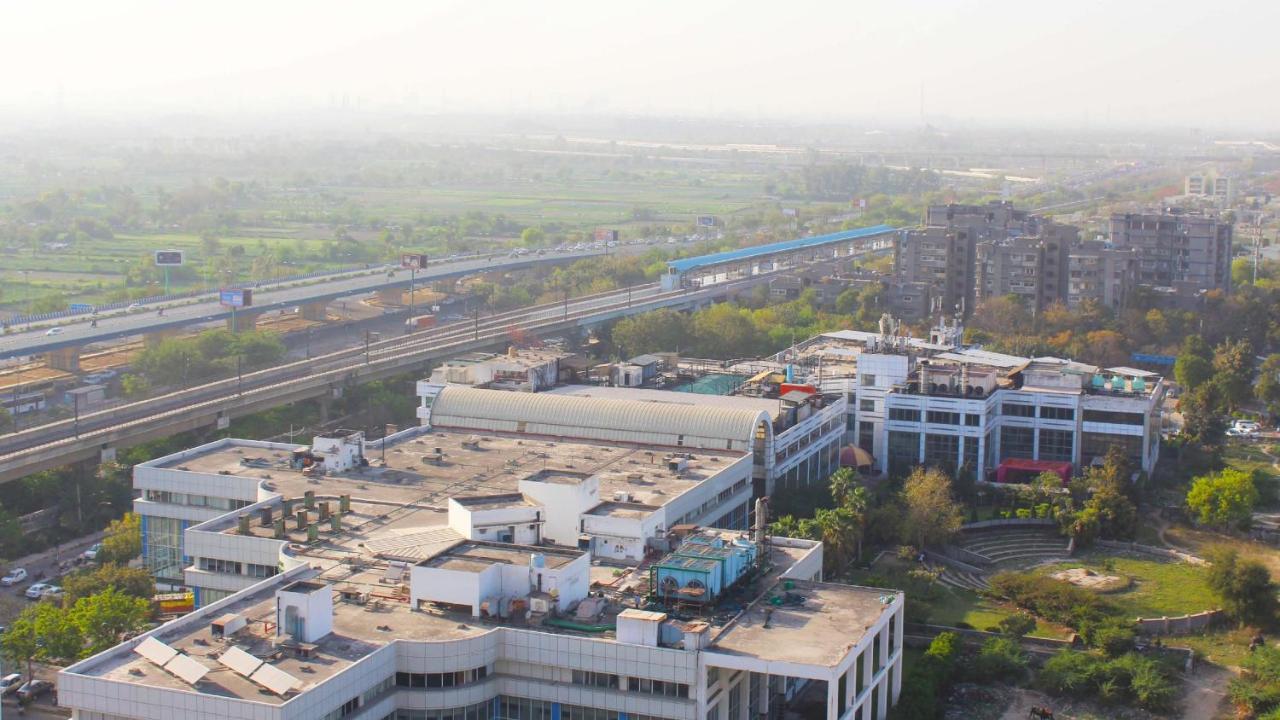 Holiday Inn New Delhi Mayur Vihar Noida By Ihg Exterior foto View of the station from the top of a nearby building