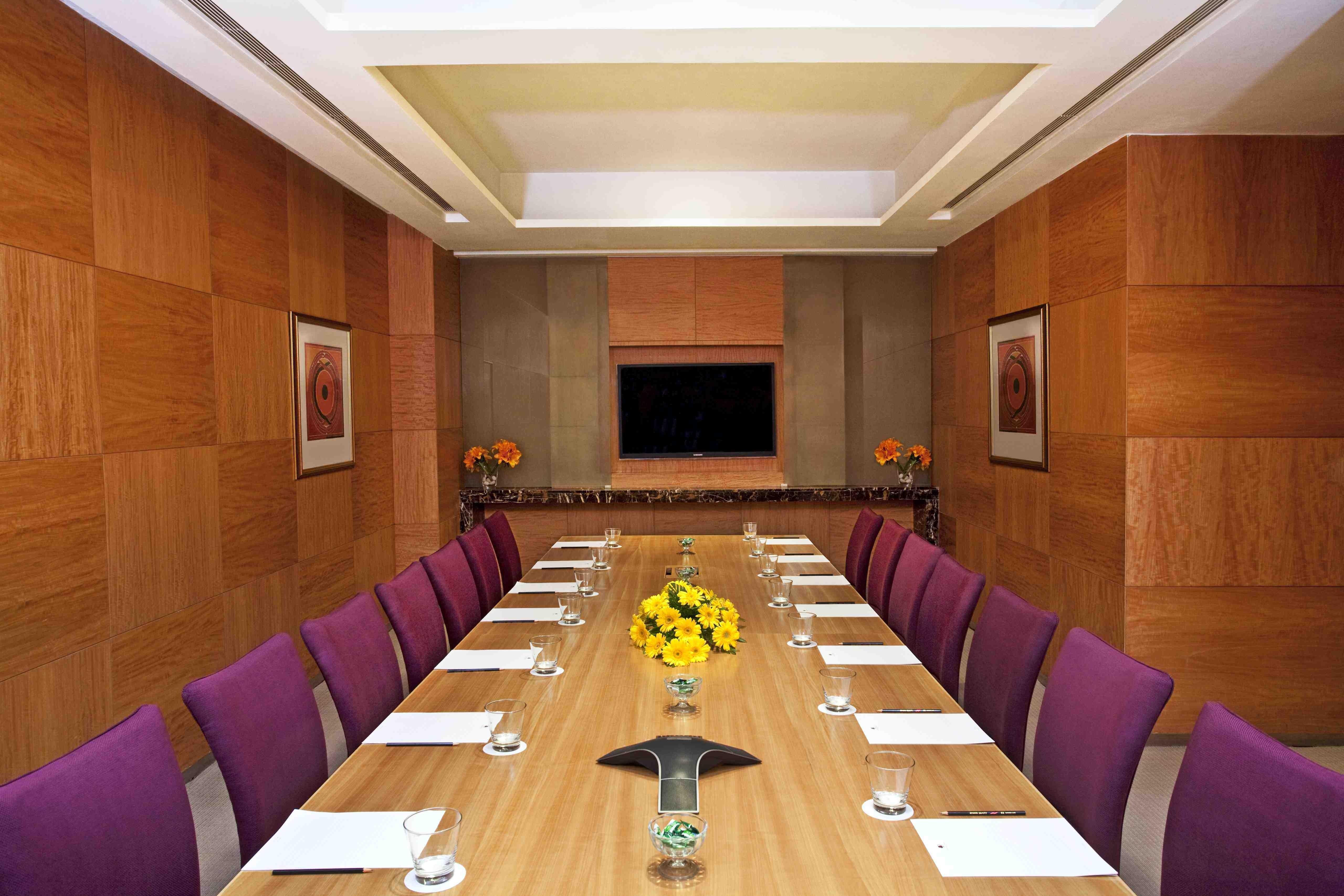 Holiday Inn New Delhi Mayur Vihar Noida By Ihg Exterior foto A boardroom at a hotel