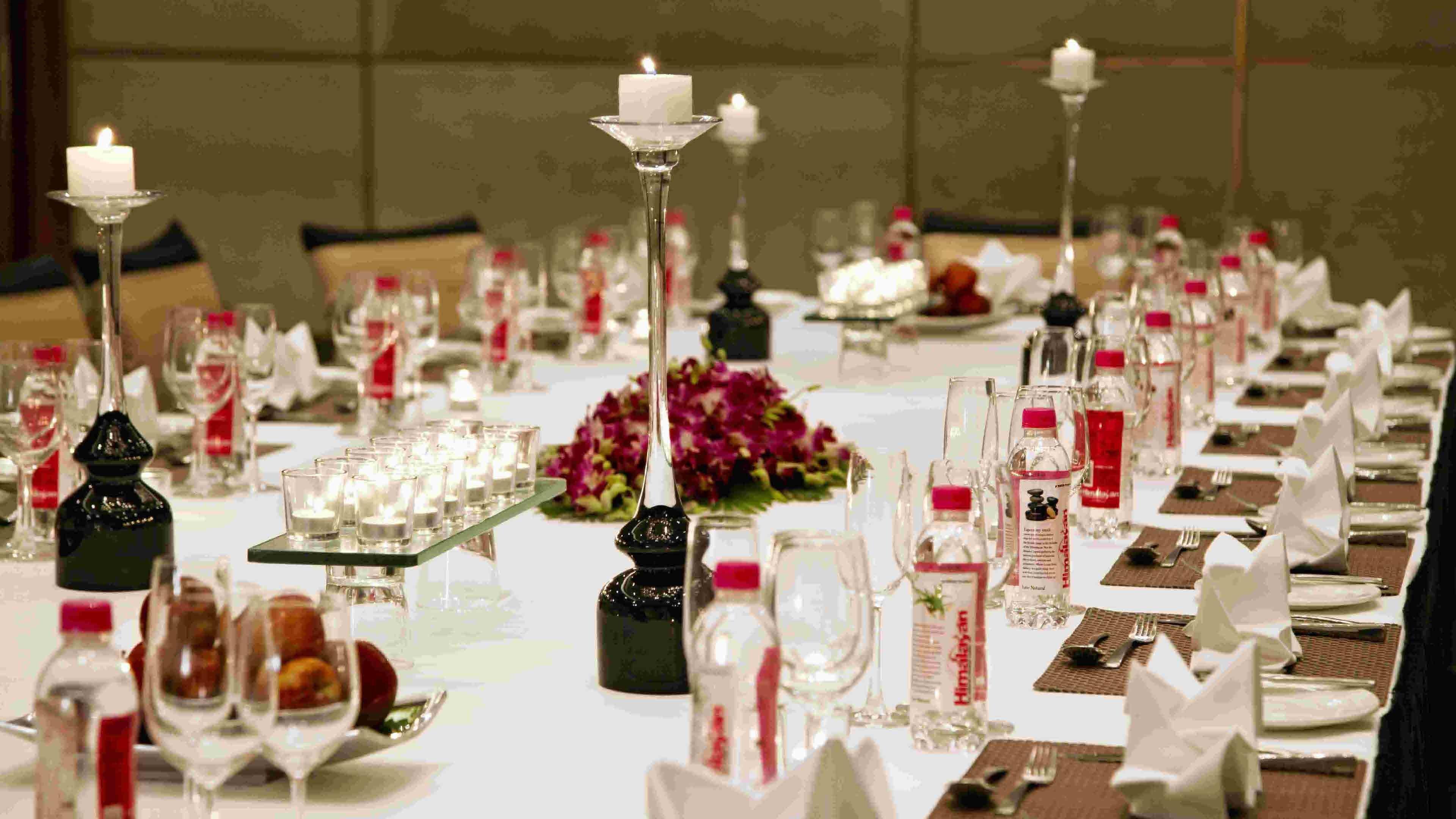 Holiday Inn New Delhi Mayur Vihar Noida By Ihg Exterior foto A table set for a formal dinner