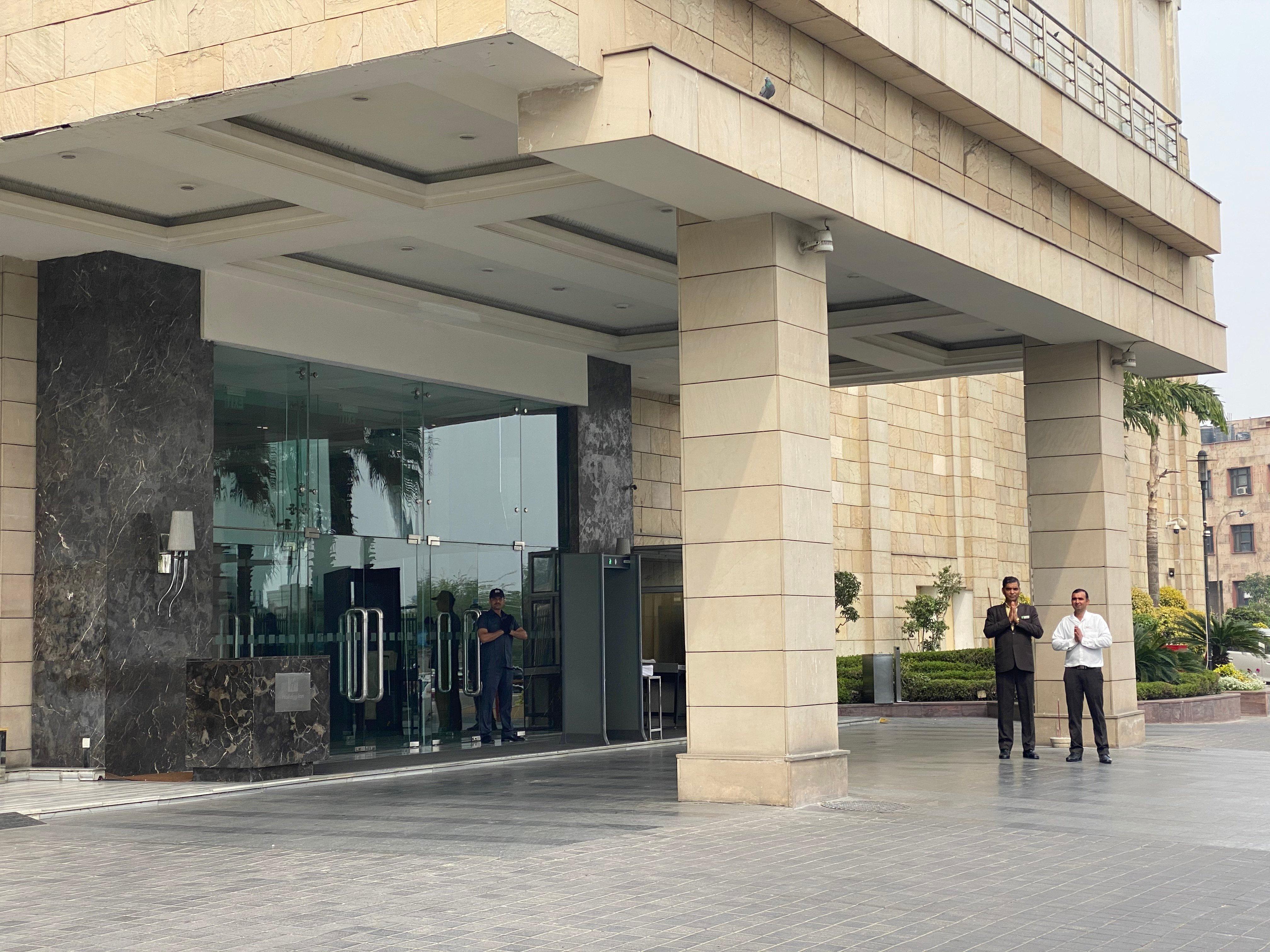 Holiday Inn New Delhi Mayur Vihar Noida By Ihg Exterior foto The main entrance of the hotel