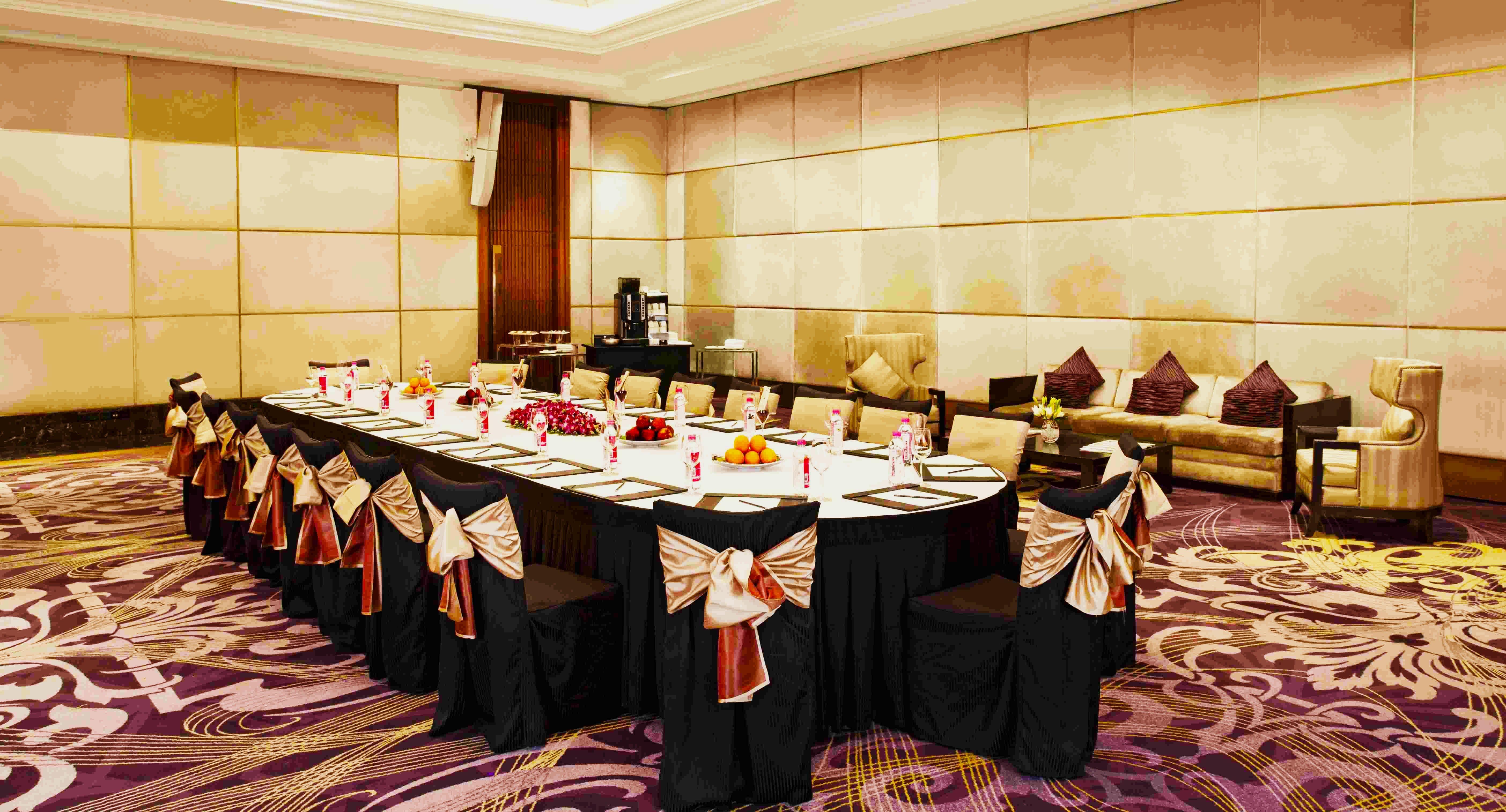 Holiday Inn New Delhi Mayur Vihar Noida By Ihg Exterior foto A table set for a banquet